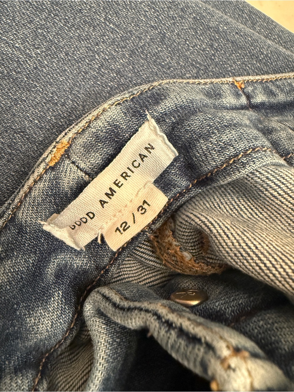 Good American Boyfriend Jeans in Light Blue Denim